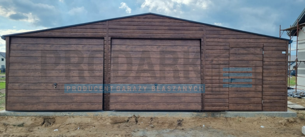 Garaż blaszany 9×6 dwuspad drewnopodobny z pomieszczeniem gospodarczym