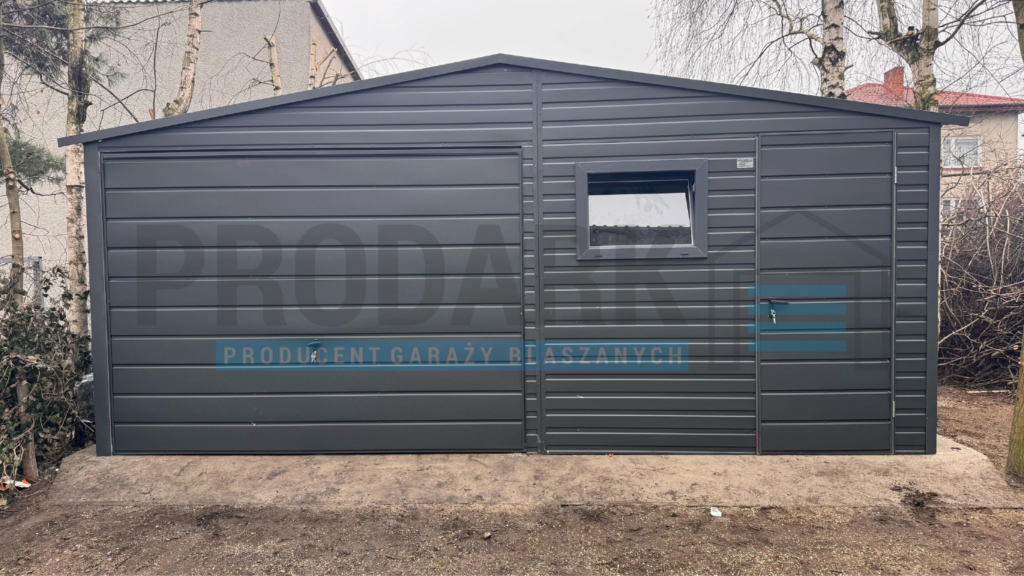Garaż blaszany 5×6 dwuspadowy z pomieszczeniem gospodarczym