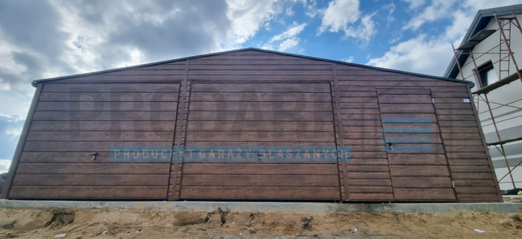 Garaż blaszany 9×6 dwuspad drewnopodobny z pomieszczeniem gospodarczym
