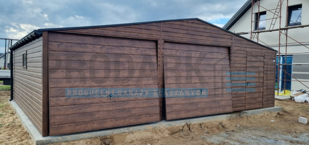 Garaż blaszany 9×6 dwuspad drewnopodobny z pomieszczeniem gospodarczym