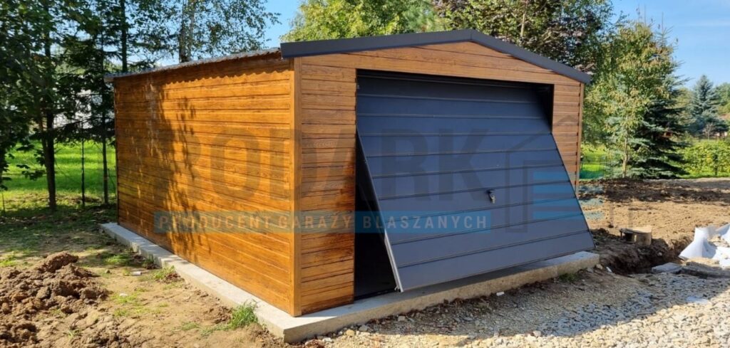 Garaż blaszany 4×6 dwuspad Drewnopodobny z blachodachówka